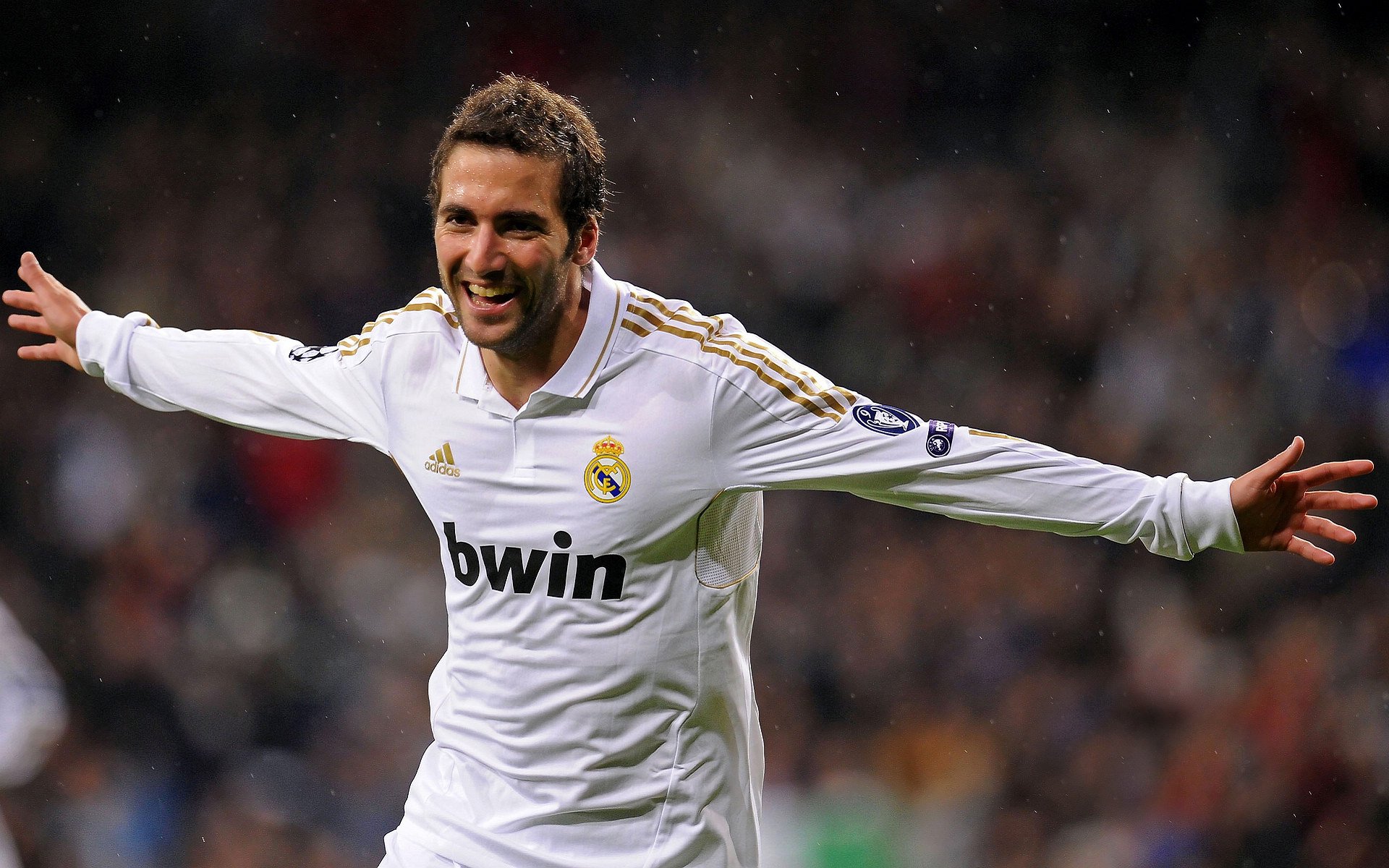 欧冠足球衍生品热销,粉丝追逐心中的英雄,足球队欧冠